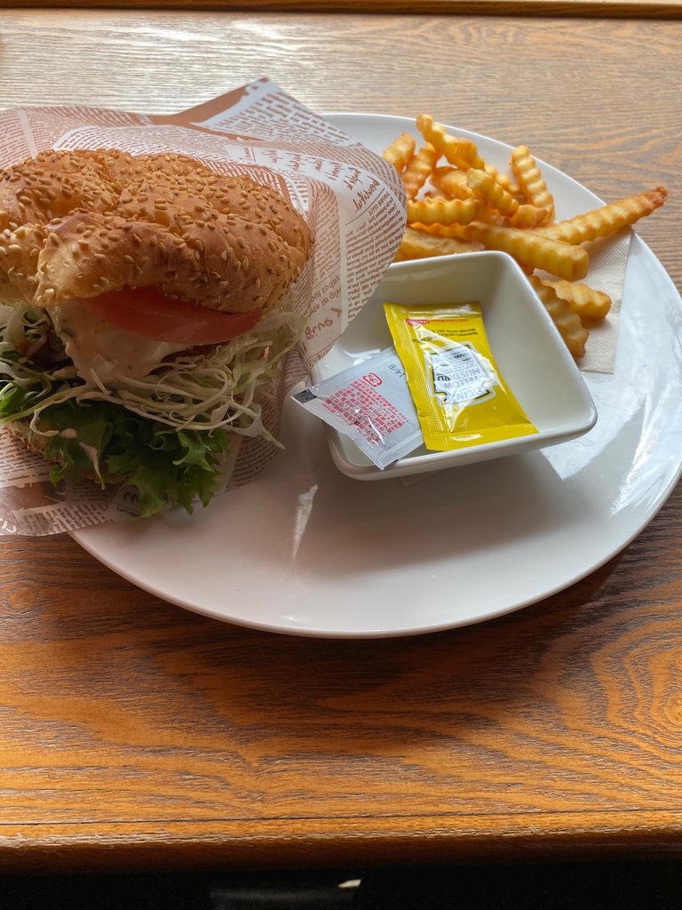 愛媛県産の鯛を使ったフィッシュバーガー