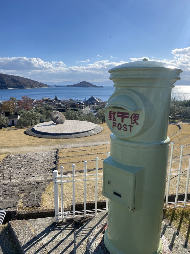 道の駅小豆島オリーブ公園にあるオリーブ色のポストと日時計