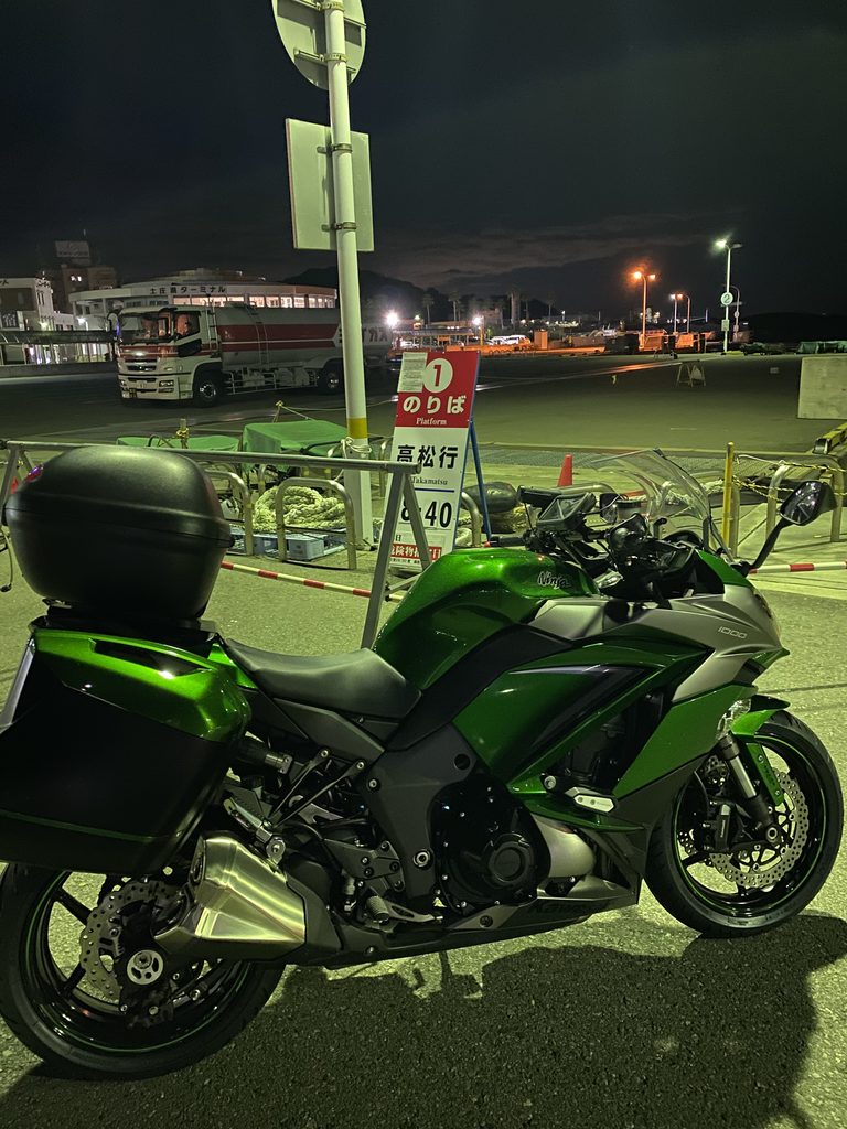 小豆島から帰るため土庄港でフェリーを待つNinja1000