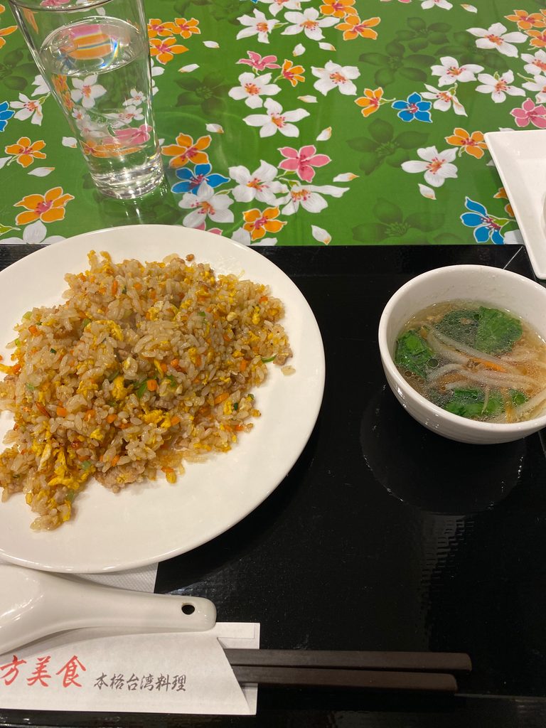 高松のホテル近くの台湾料理店で食べたチャーハンとスープ