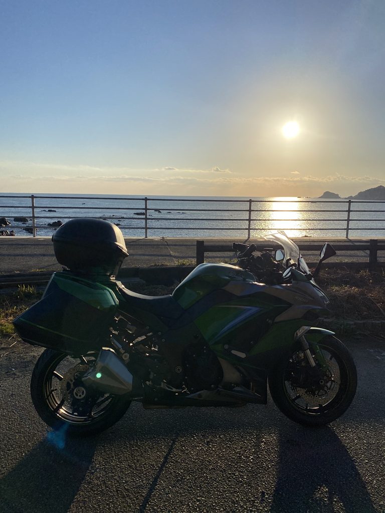 朝の海岸線を走るKawasaki Ninja1000