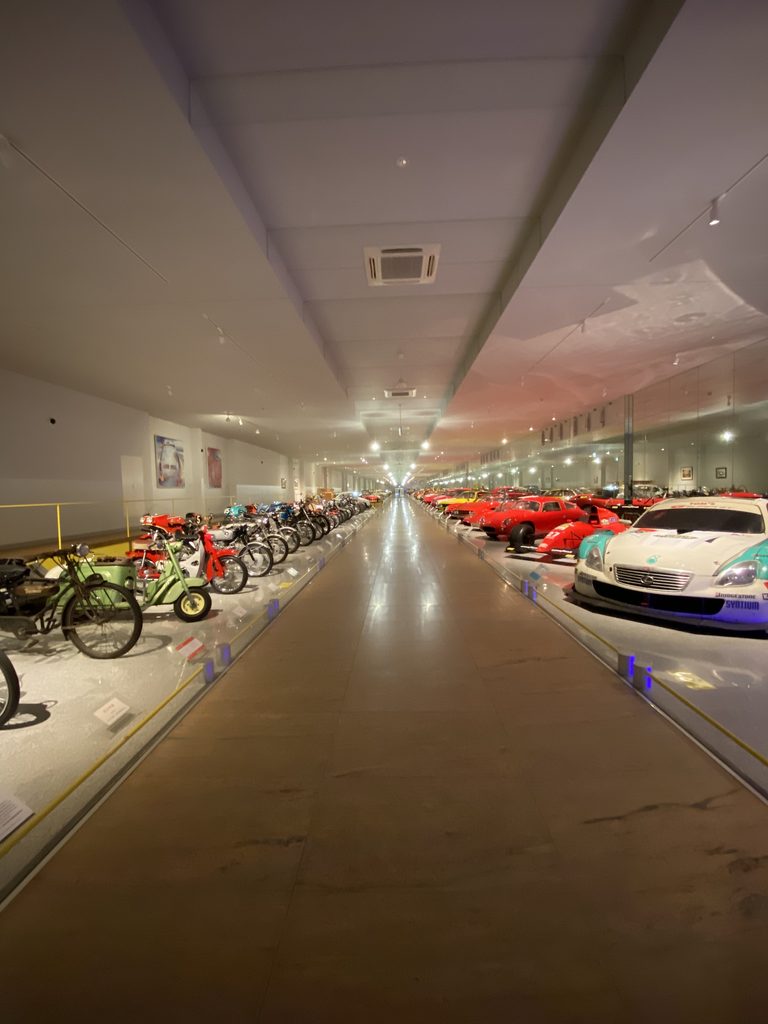四国自動車博物館に展示された旧車とバイク