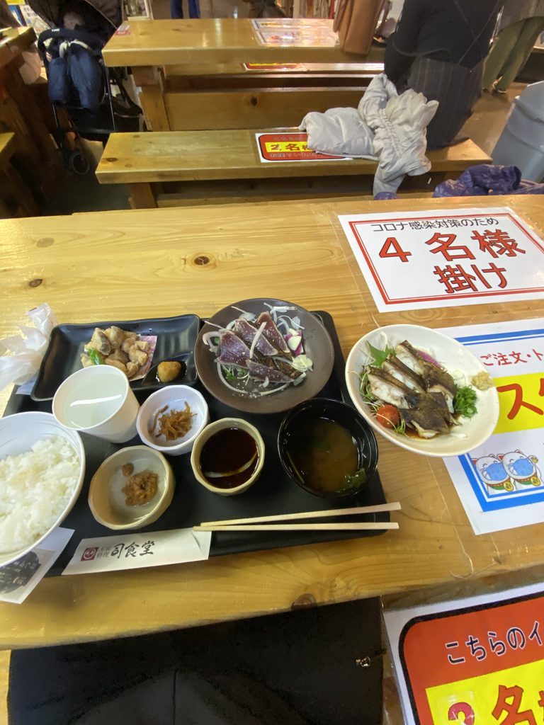 高知ひろめ市場のカツオのたたきとウツボのたたき