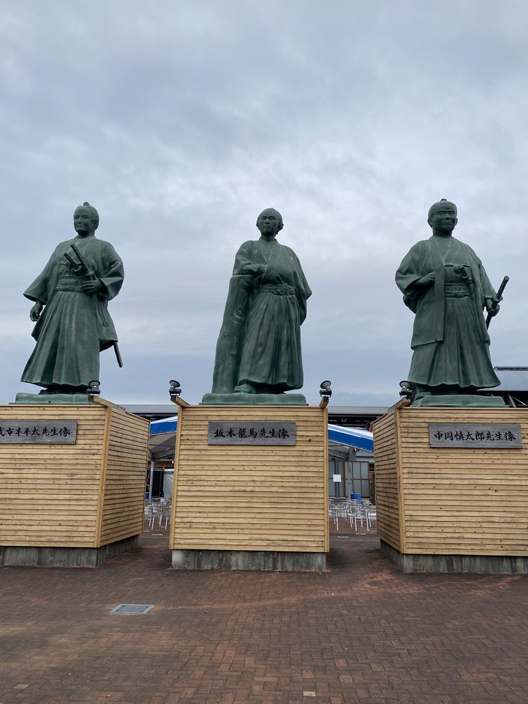高知駅の坂本龍馬像