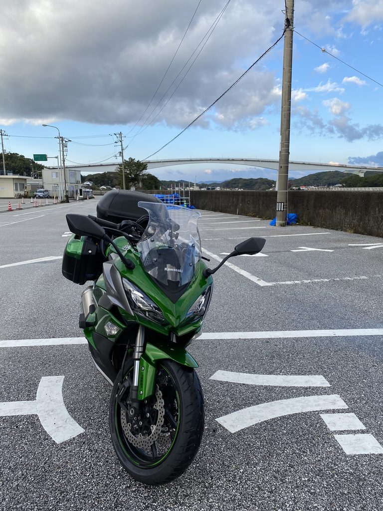 朝の浦戸大橋を走るNinja1000