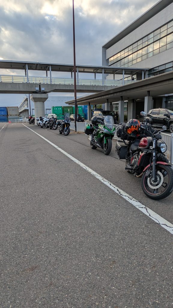 船を待つライダー