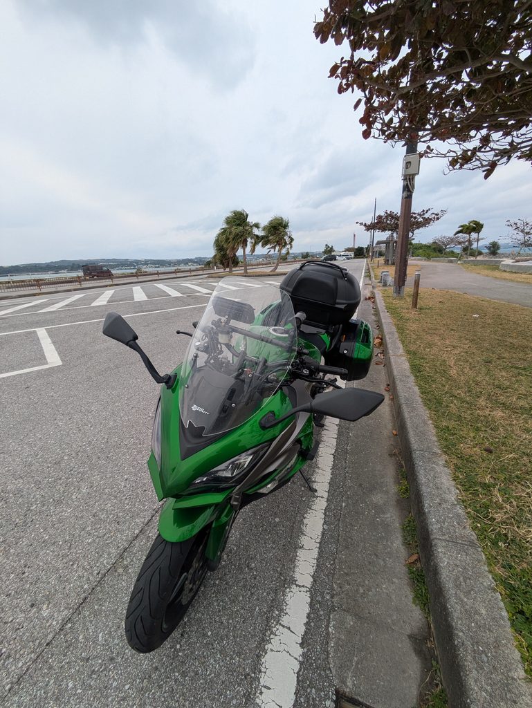 海中道路とバイク