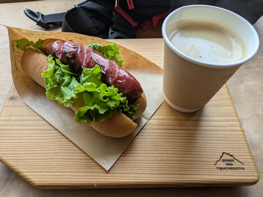土小屋テラスの鹿ドックとコーヒー