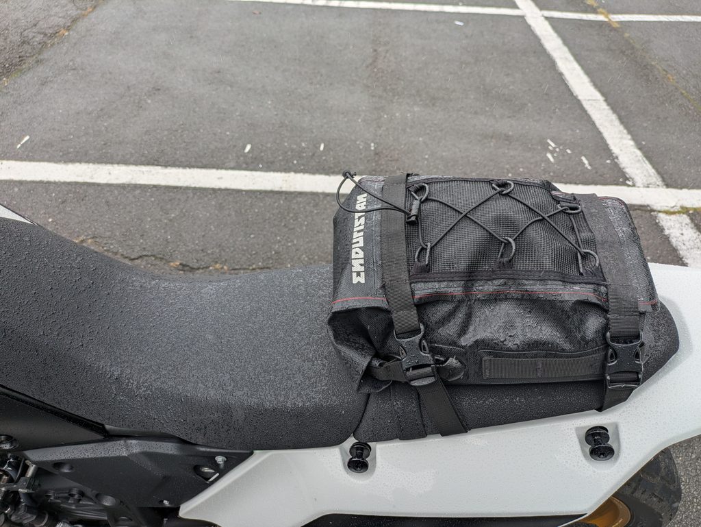 雨に濡れたTENERE700とENDURISTAN XSベースパック