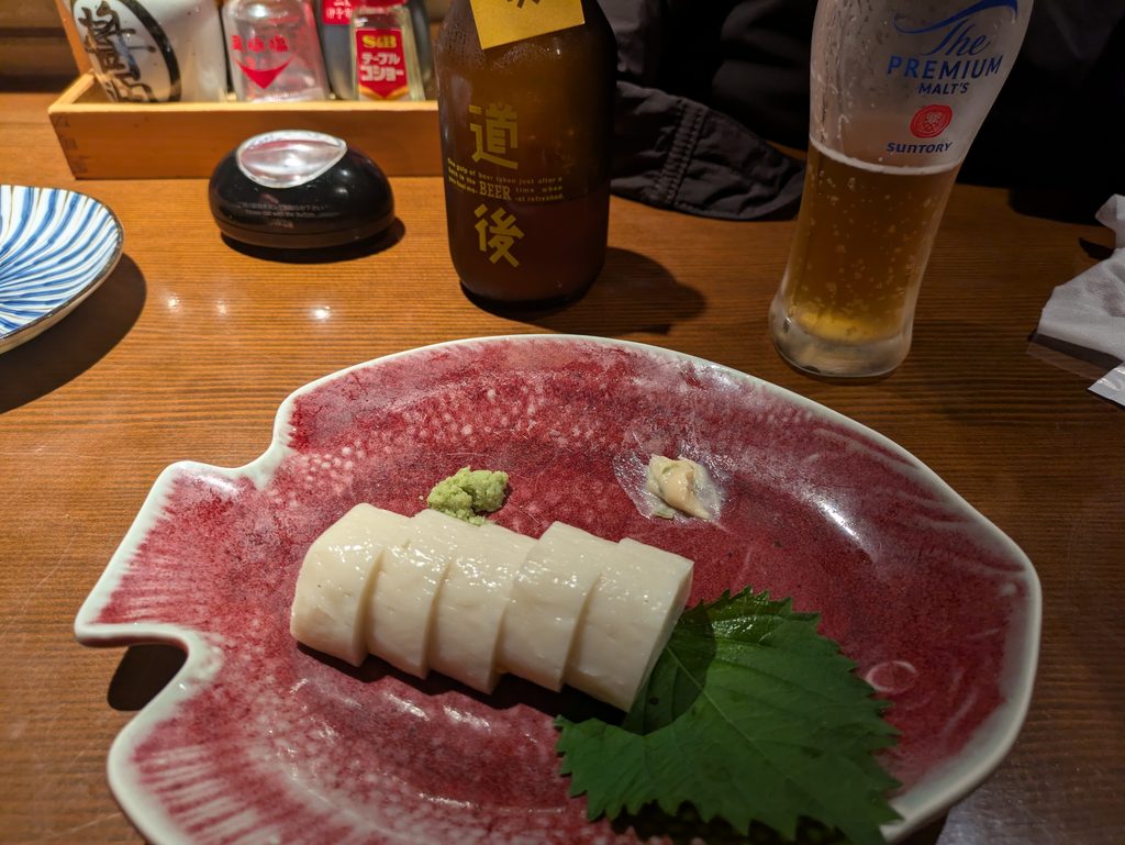 金兵衛で並べた料理と道後ビールの全体写真