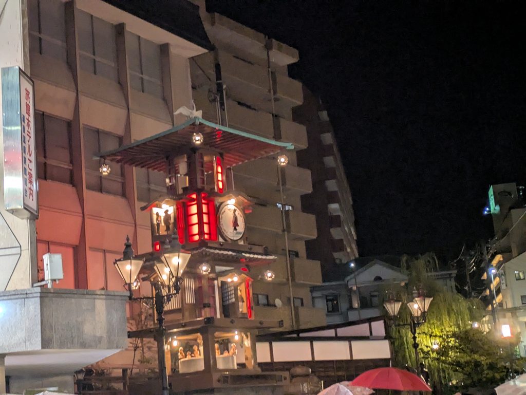 雨の夜の道後温泉駅前・からくり時計