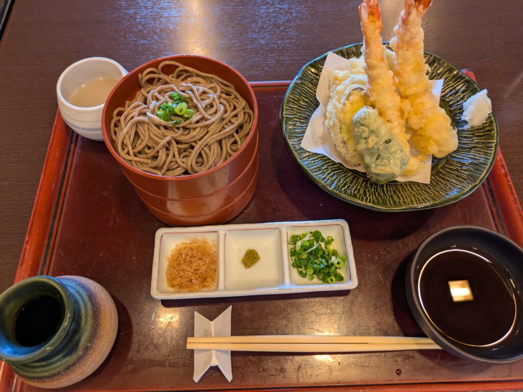 道の駅あらエッさで食べた割子そばと天ぷら