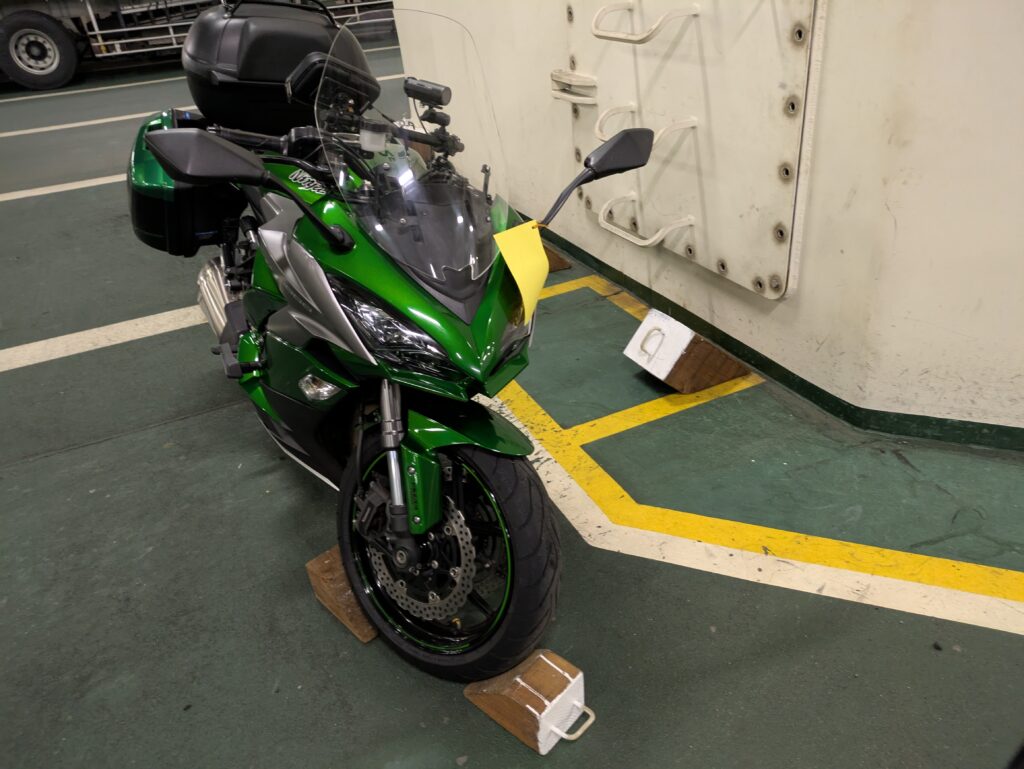 オレンジフェリーの船内に積載されたNinja1000