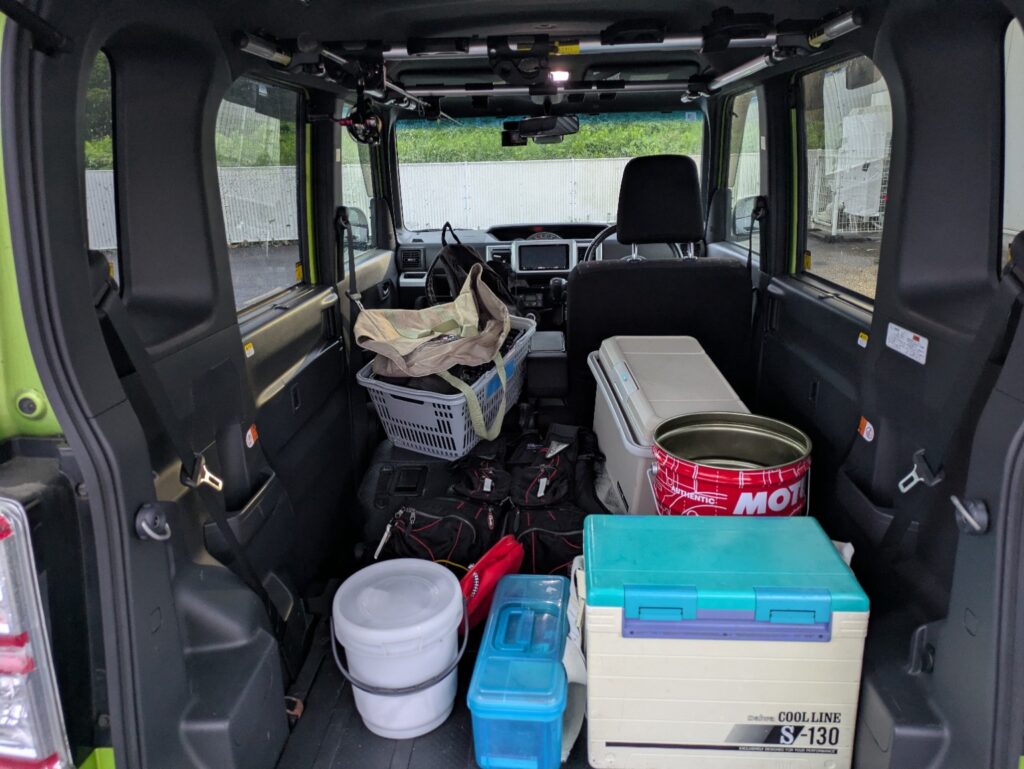ウェイクの荷室にアジングタックルを積み込んだ様子