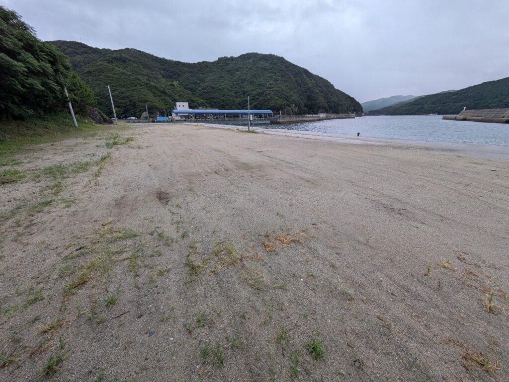 愛媛県愛南町の深浦漁港に到着して釣りを開始する様子