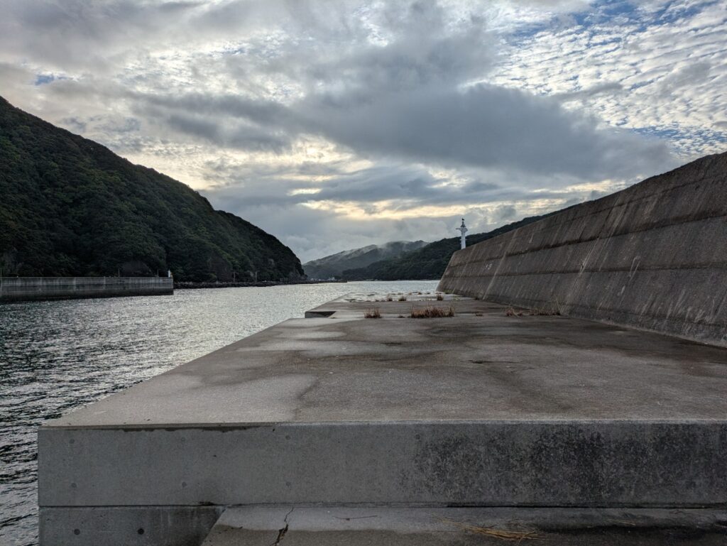 朝の愛媛県愛南町深浦漁港でアジングをしている釣り場の風景