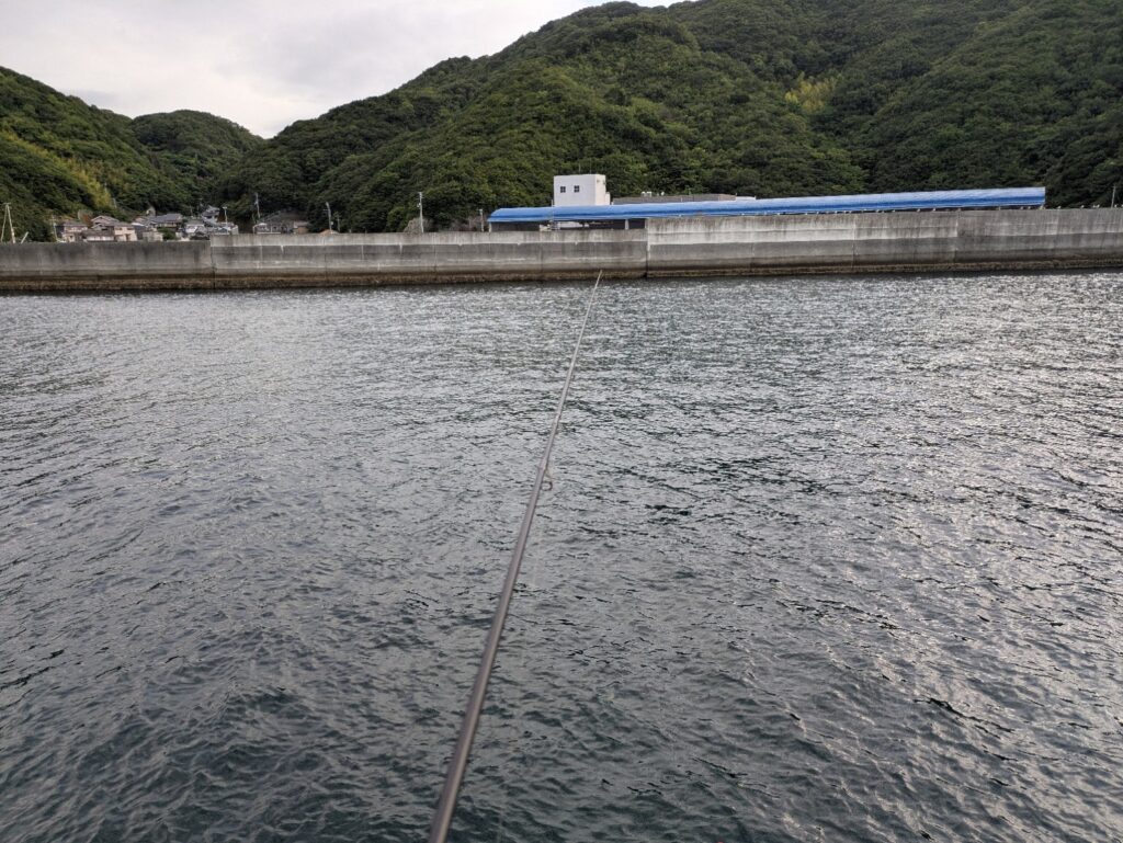 山に囲まれた深浦漁港の海と釣り場の風景