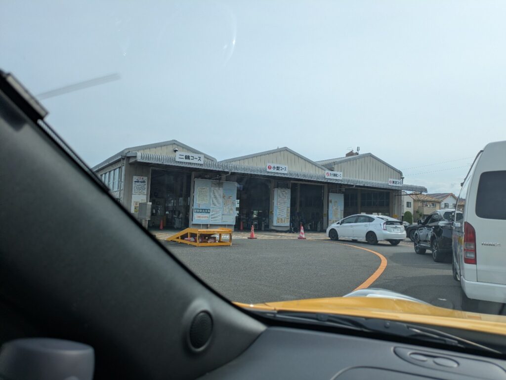 愛媛運輸支局の小型コースでユーザー車検の順番を待つジューク