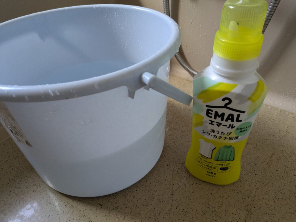 デニムの手洗いに使用したバケツとエマール
