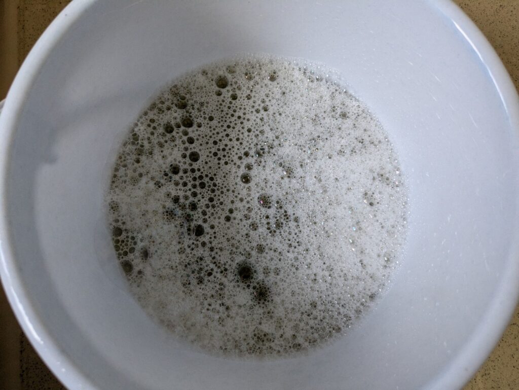KUROSHIOデニムを洗った後の黒く汚れた洗濯液