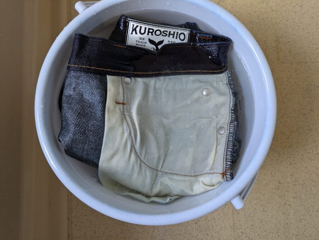 エマールを入れた洗濯液にKUROSHIOデニムを浸している状態