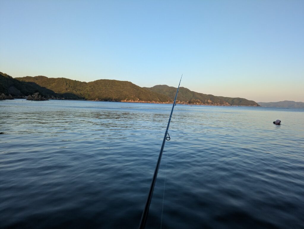 愛媛県南予の湾内でアジングタックルを使って釣りをしている様子
