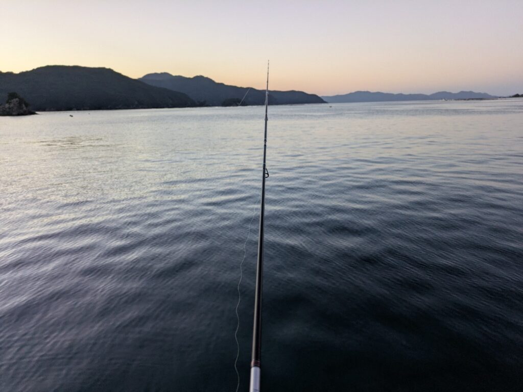 アジングを開始した朝の漁港の釣り場