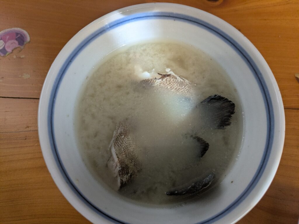 釣った約12cmのカサゴを使って作った味噌汁