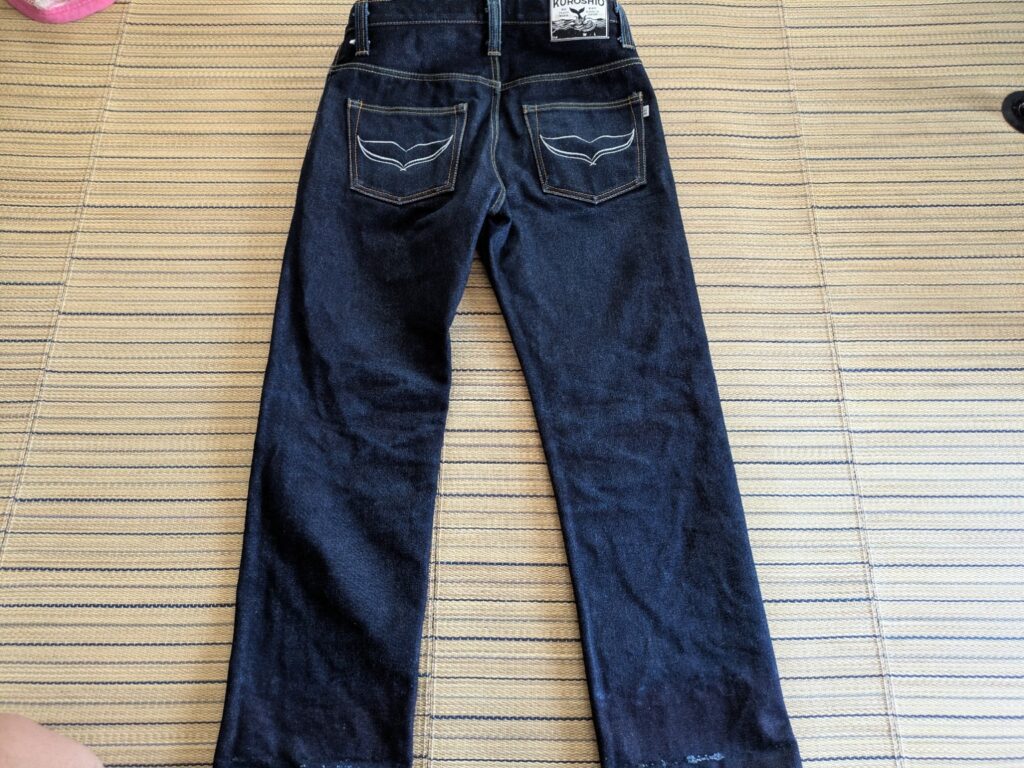 洗濯して乾燥させたKUROSHIOデニムの裏側