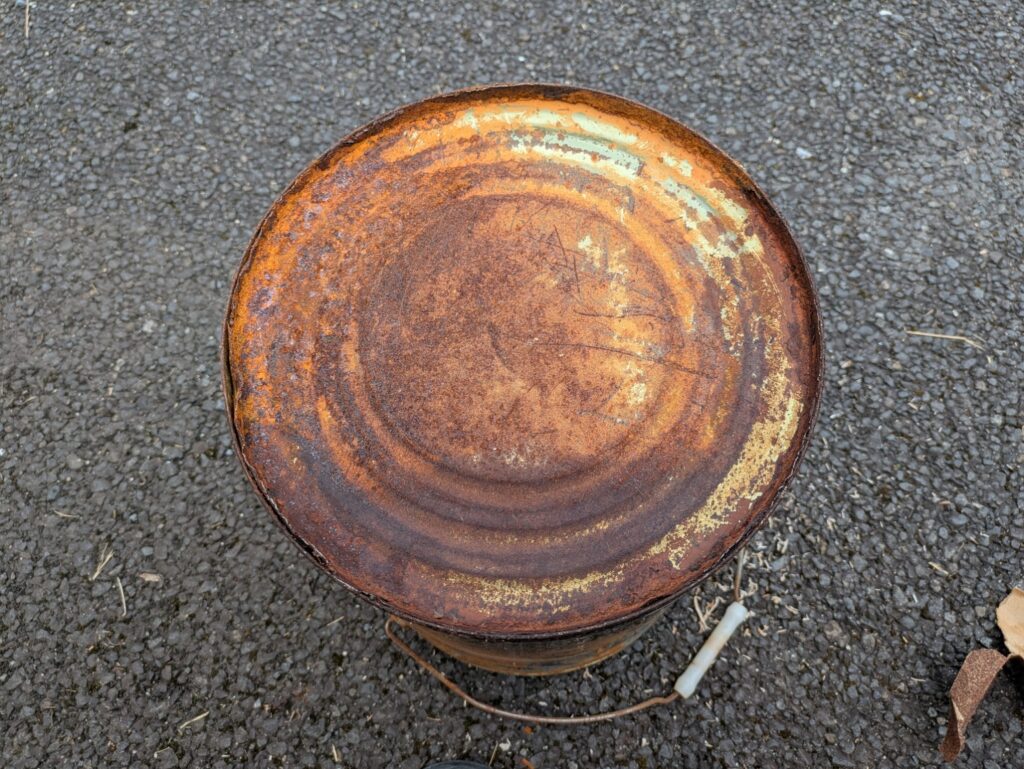 赤サビが広がったペール缶の底面