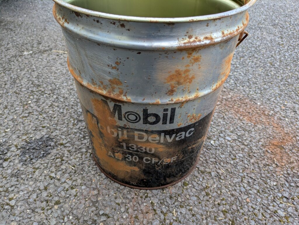 #40紙ヤスリでサビ取りしたペール缶の側面