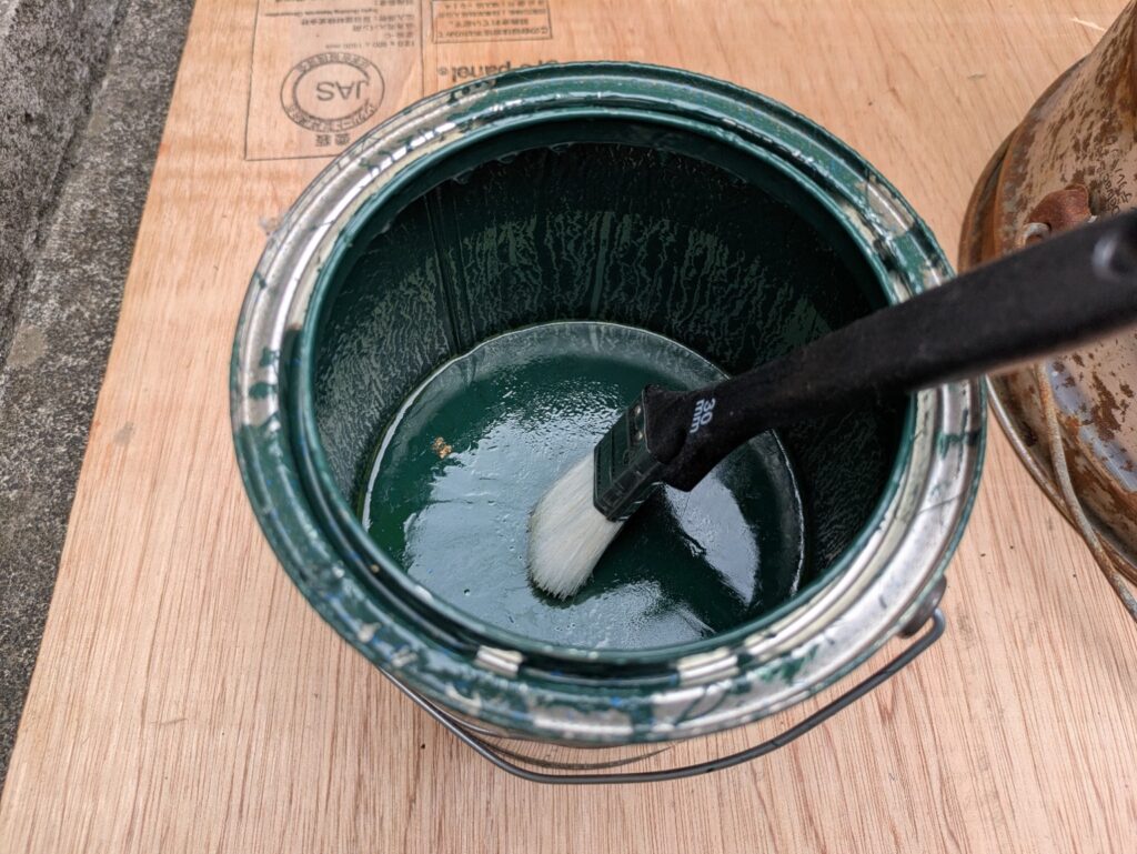 缶の中で固まってしまった緑色の塗料
