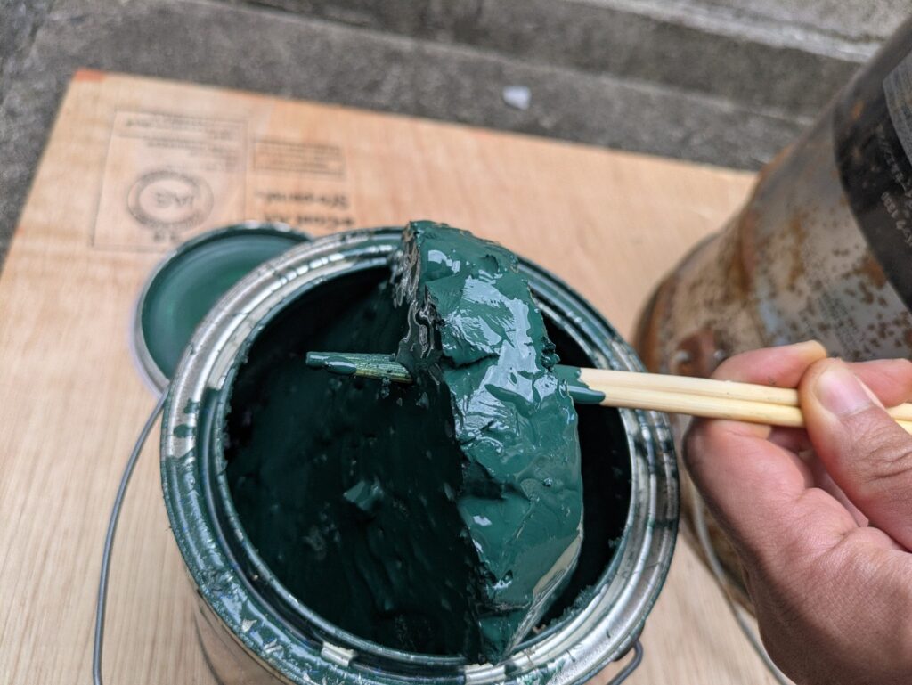 塗料缶の底に残っていた柔らかい緑色の塗料