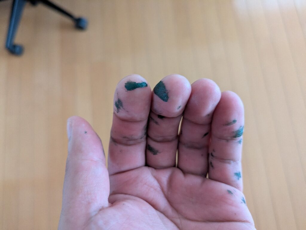 グリーンのペンキが付着した手
