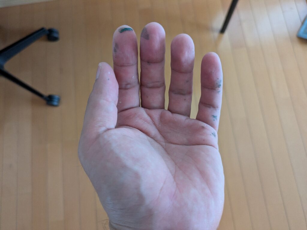 食用油と牛乳石鹸でペンキを落とした後の手