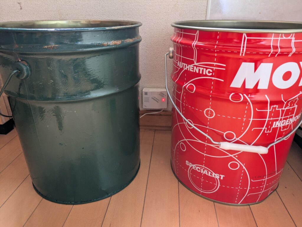 グリーンに再生したペール缶と新品の赤いペール缶