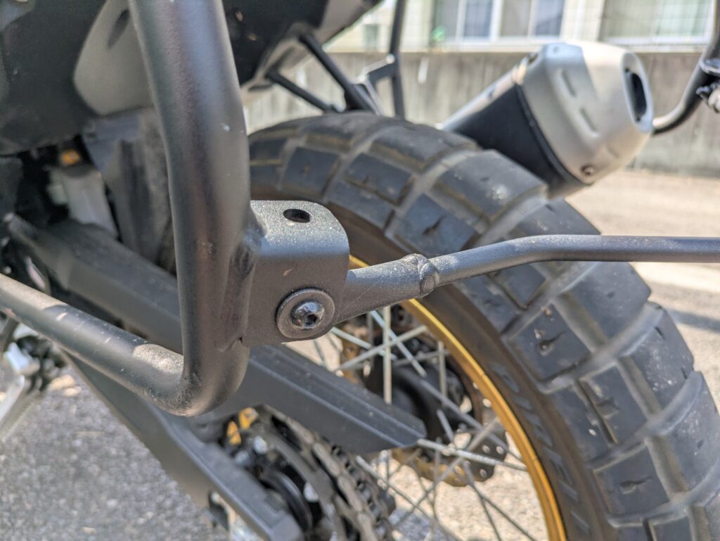 左右を繋いでいるステー
