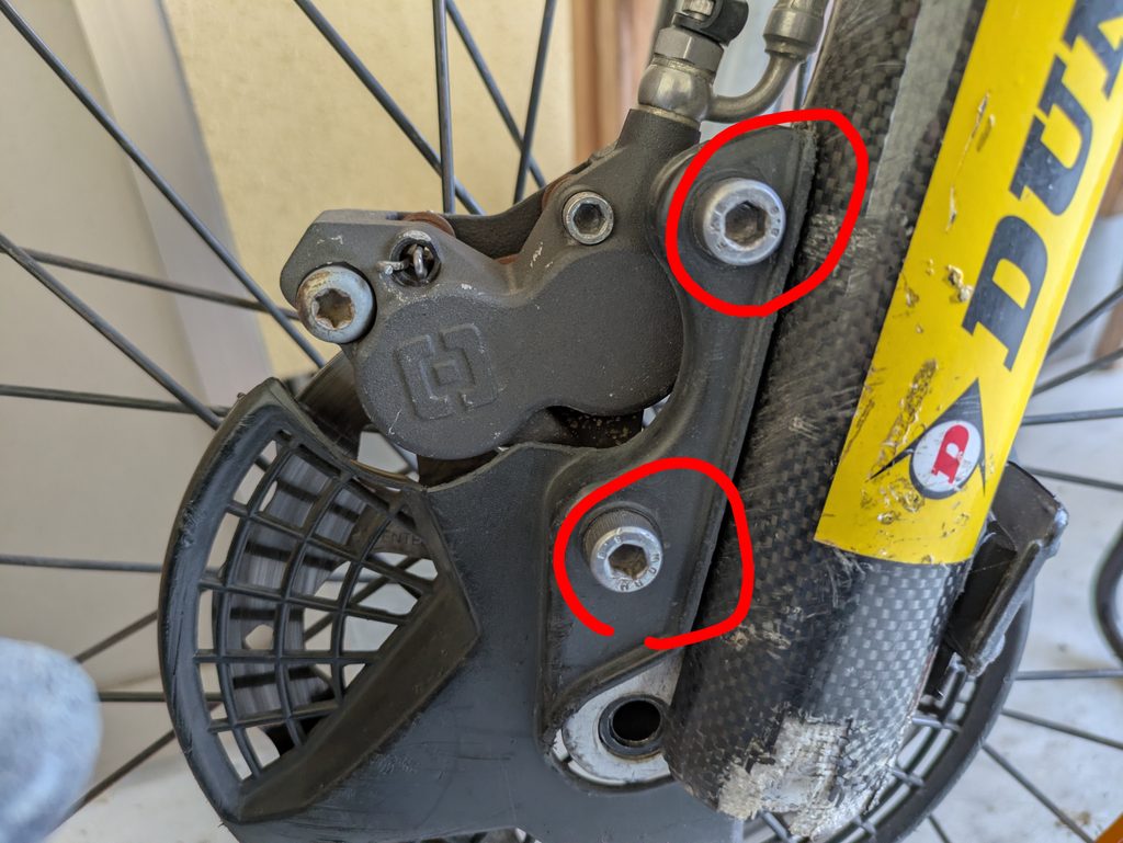 フロントディスクカバーを固定している2本のボルトを取り外す