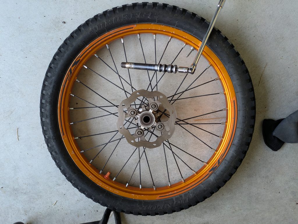 SCORPA 300SCからフロントホイールを取り外した状態