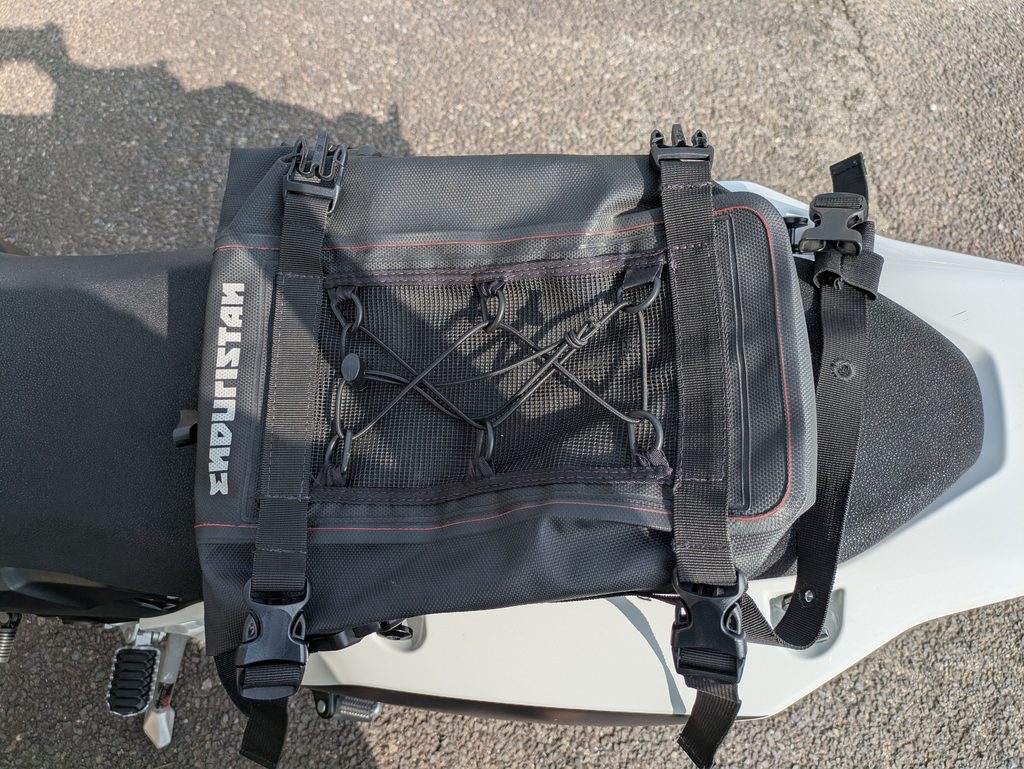 TENERE700のリアシート後方に装着したENDURISTAN XSベースパック6.5L
