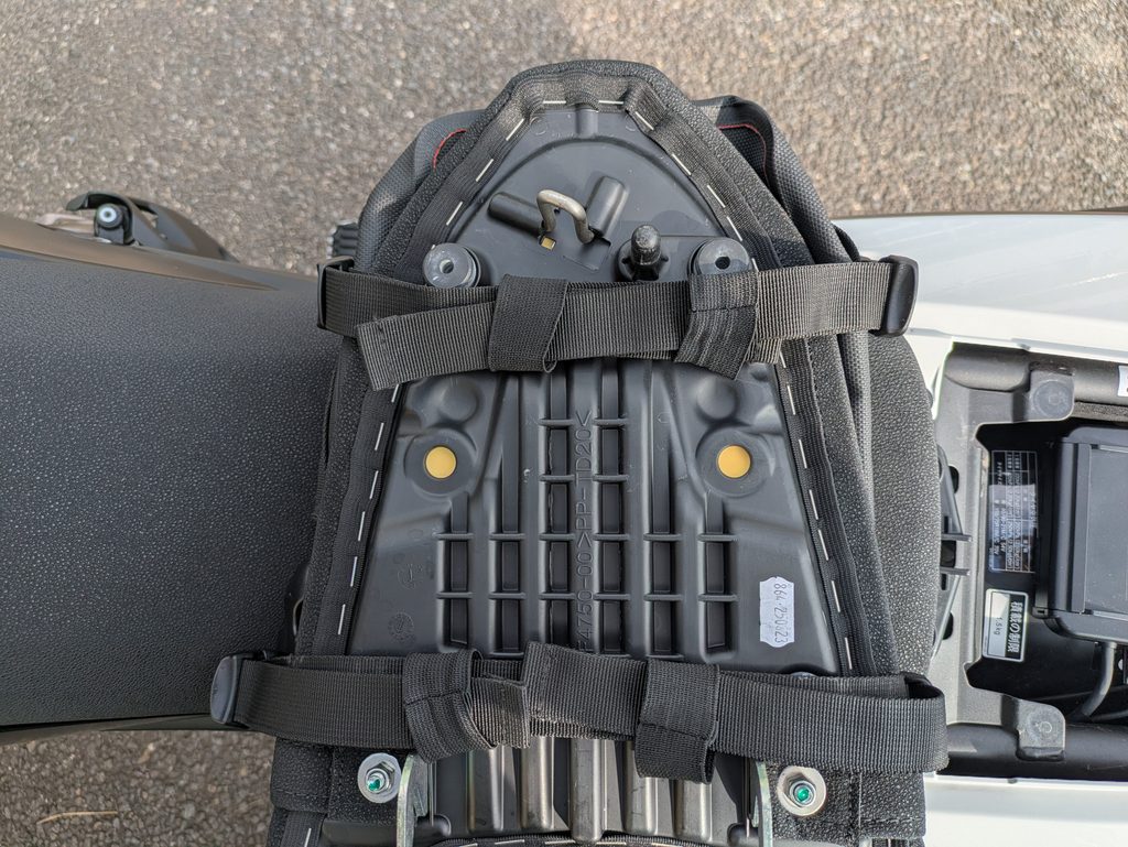 荷物を収納してTENERE700に固定したENDURISTAN XSベースパック6.5L