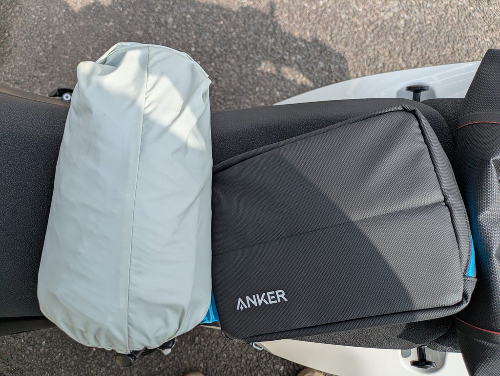 ENDURISTAN XSベースパック6.5Lに収納していたスタッフバッグとAnkerケース