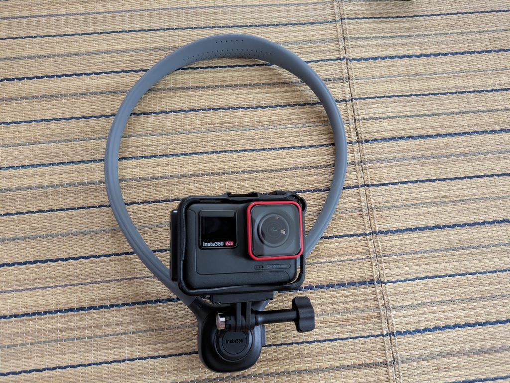 バイクの走行動画撮影に使用したInsta360 Aceとネックマウント