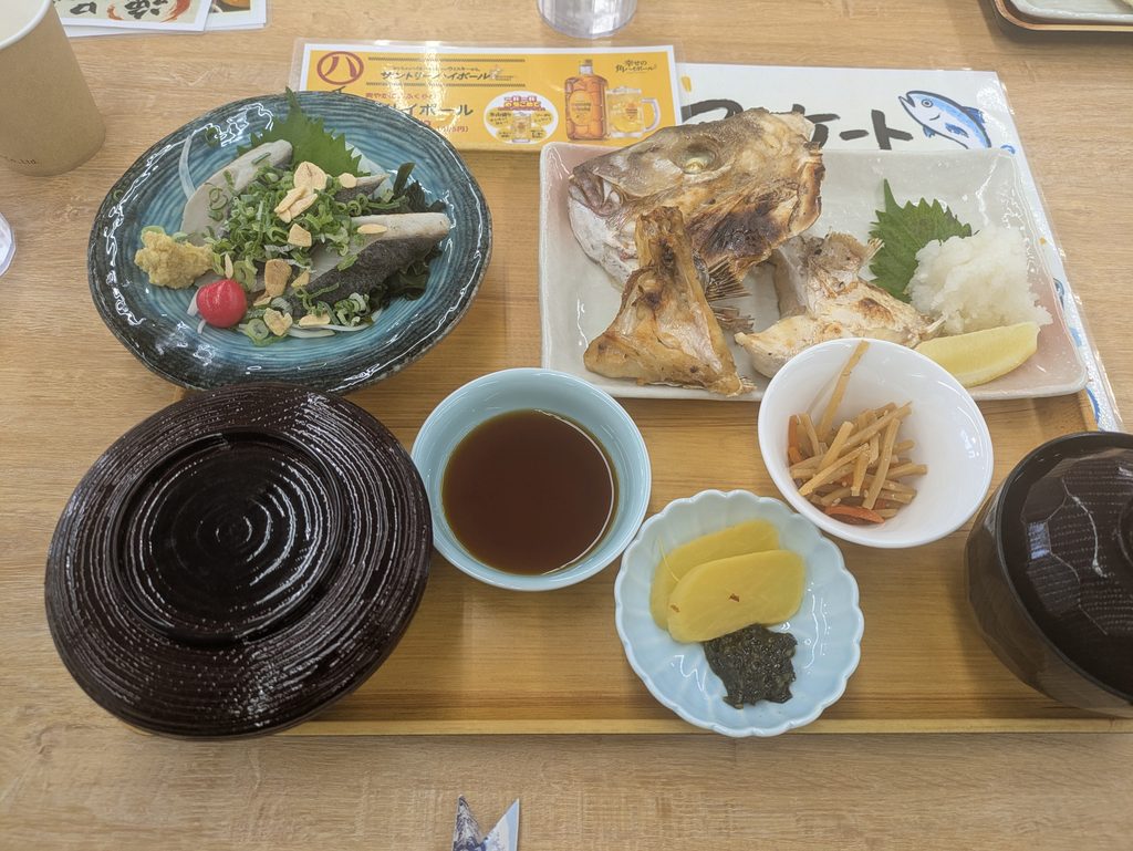 淡路島のお魚食堂きとらで食べた鯛の塩焼きとサワラのタタキ