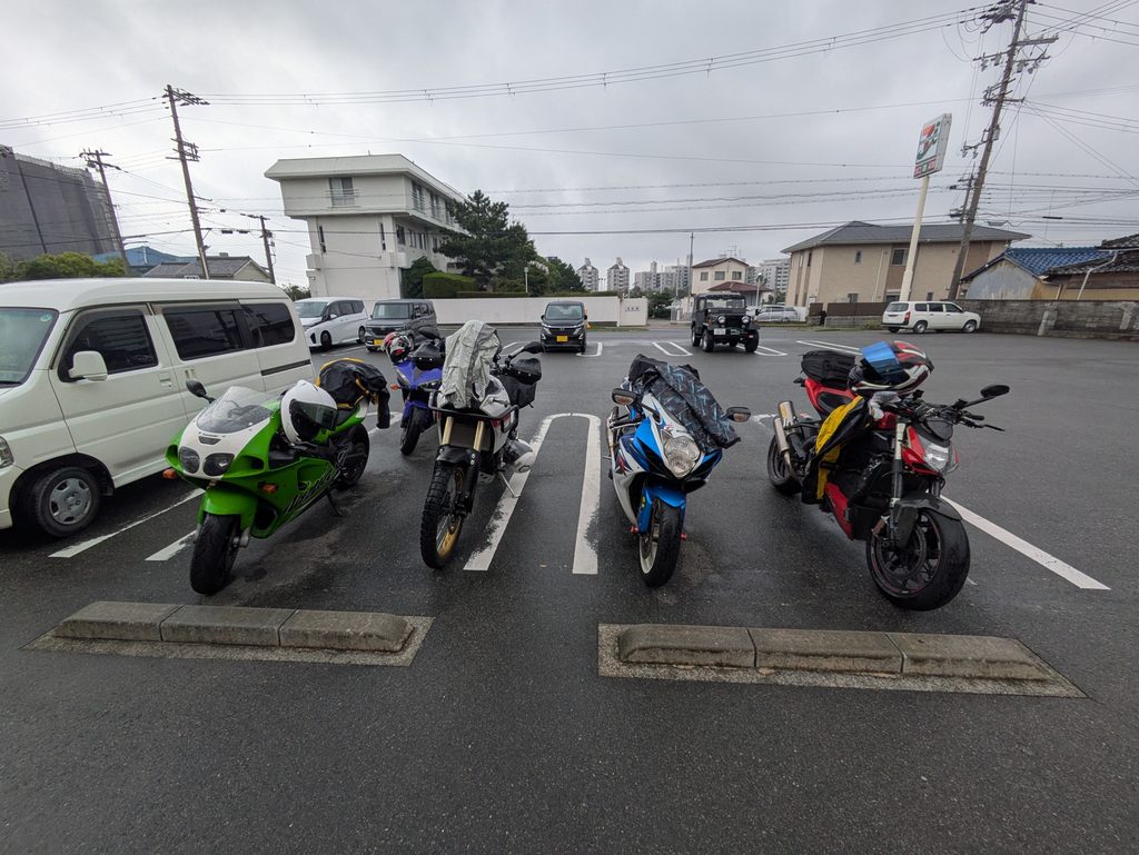 雨の中セブンイレブンに集合したツーリング仲間のバイク
