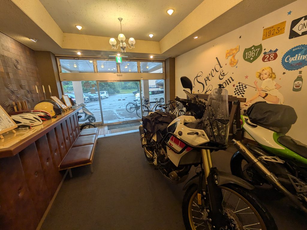旅館の館内に入れられたTENERE700