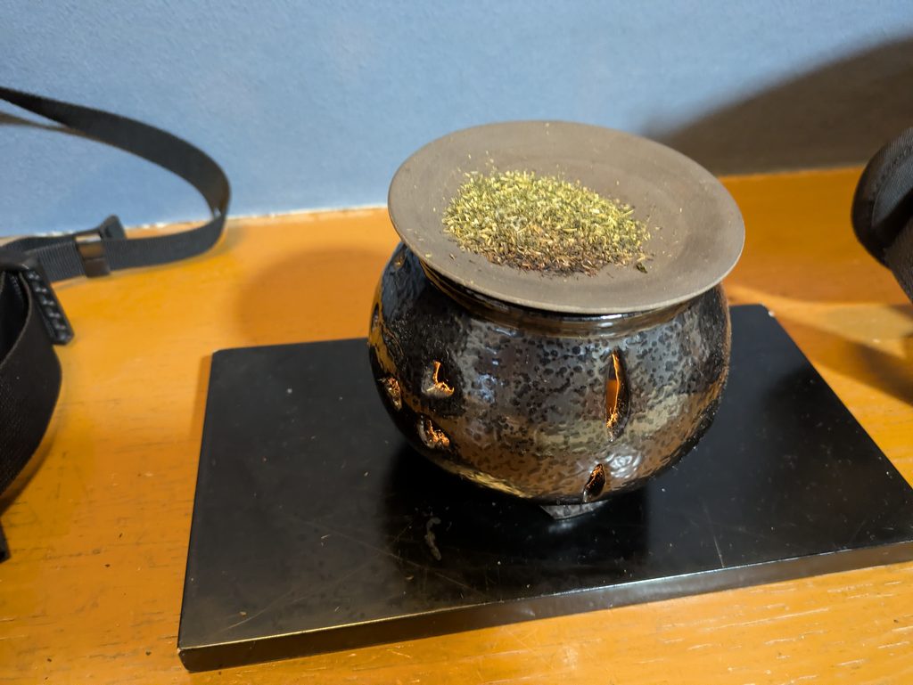 旅館の部屋でお茶の葉を焚いている茶香炉