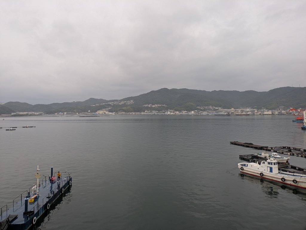 朝の福良港と対岸の山並み