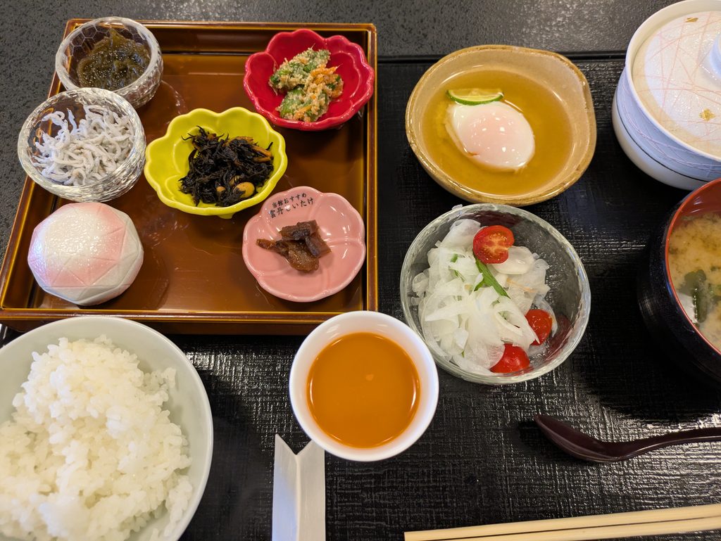 ホテル海上の和朝食とご飯 味噌汁 温泉卵 しらす