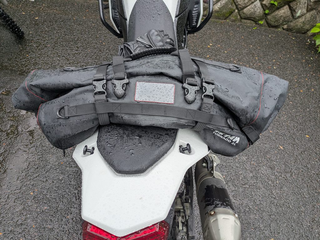 大雨で濡れたTENERE700とエンデュリスタン トルネード2 L